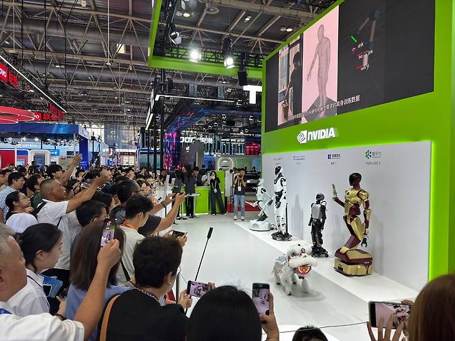 중국 공급망박람회 엔비디아 부스     (베이징=연합뉴스) 정성조 특파원 = 16일 오후 중국 베이징 국제전시컨벤션센터에서 열린 제3회 중국국제공급망촉진박람회에서 미국 반도체기업 엔비디아 부스에 중국 휴머노이드 로봇들이 전시된 모습. 2025.7.16 xing@yna.co.kr