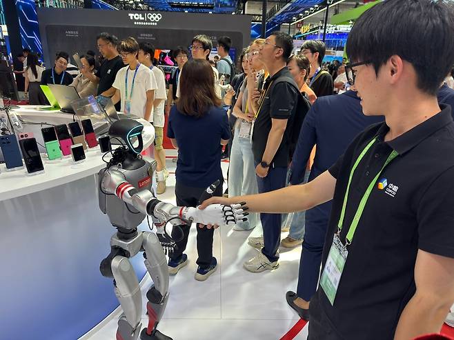 중국 IT기업 레노버의 휴머노이드 로봇 (베이징=연합뉴스) 정성조 특파원 = 16일 오후 중국 베이징 국제전시컨벤션센터에서 열린 제3회 중국국제공급망촉진박람회에서 선보인 중국 IT기업 레노버의 휴머노이드 로봇. 2025.7.16 xing@yna.co.kr