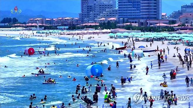 북한, 원산갈마해안관광지구 연일 흥성 (서울=연합뉴스) 북한 원산갈마해안관광지구에 전국 각지에서 끊임없이 찾아오는 수많은 근로자로 연일 흥성이고 있다고 조선중앙TV가 16일 보도했다. [조선중앙TV화면] 2025.7.16 
    [국내에서만 사용가능. 재배포 금지. For Use Only in the Republic of Korea. No Redistribution] nkphoto@yna.co.kr