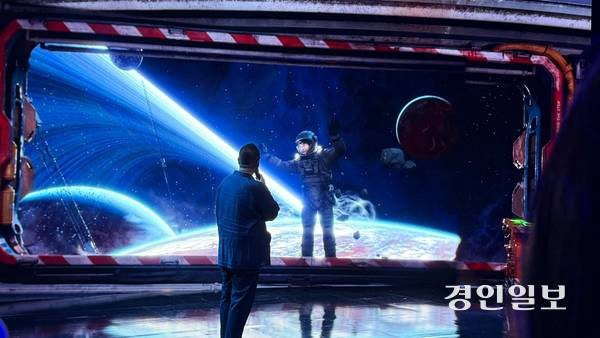 오한기 네이버 리얼타임 엔진 스튜디오 리더가 비전스테이지로 구현된 우주인 아바타와 소통하고 있다. 2025.7.16. / 윤혜경기자 hyegyung@kyeongin.com