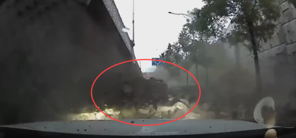 사고 현장이 담긴 블랙박스 영상 캡처./ 온라인 커뮤니티