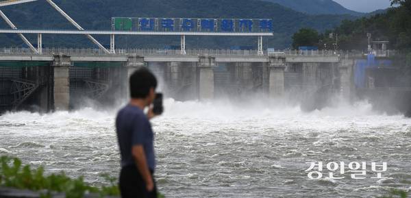 경기도 대부분의 지역에 호우주의보가 발효된 17일 오후 하남시 팔당댐이 수위 조절을 위해 수문을 열어 물을 방류시키고 있다. 2025.7.17 /최은성기자 ces7198@kyeongin.com