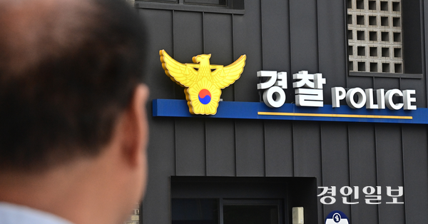 13일 오후 인천 부평역에서 ‘부평 가정폭력 살인’ 피해자 유족이 인근 경찰 지구대를 바라보고 있다. 2025.7.13 /조재현기자  jhc@kyeongin.com