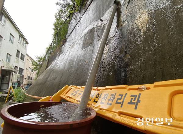 간석동 빌라의 옹벽 모습. 인천시 자연재난과 관계자는 “집중호우가 오기 전에 급경사지에 대한 안전점검을 사전에 진행했고, 미흡 상황을 조치하는 등 붕괴되지 않도록 관리하고 있다”고 했다. 2025.7.17 /조재현기자 jhc@kyeongin.com