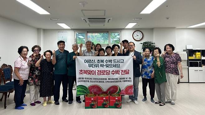 ▲ 이군수(오른쪽에서 네 번째) 성남시의원이 16일 자신의 지역구인 성남시 수정구 신흥2동 내 경로당 9곳을 방문해 어르신들께 안부 인사를 드린 후 기념사진을 찍고 있다. /사진제공=성남시의회 더불어민주당
