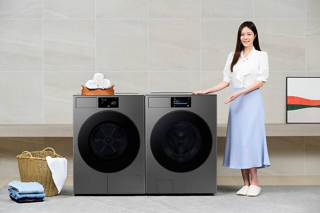 ▲ 삼성전자 모델이 7형 'AI홈' 터치스크린을 탑재하고 한층 강화된 AI 기능도 제공하는 2025년형 '비스포크 AI 세탁기'와 '비스포크 AI 건조기' 신제품을 소개하고 있다. /사진제공=삼성전자