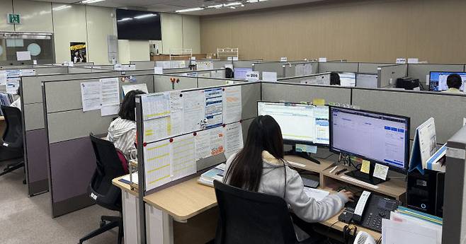 사학연금공단의 자회사인 티피에스㈜는 임대사업과 시설관리사업, 컨택센터 등 3개 분야 사업을 추진하고 있다. 사진은 대전회관 내에서 컨택센터 직원들이 근무중인 모습. /티피에스 제공