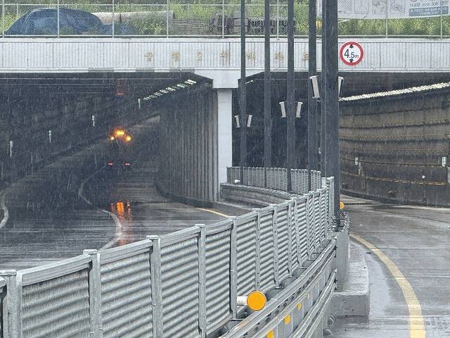 ▲ 17일 오전 11시 충북 청주시 흥덕구 오송읍 궁평2지하차도가 인근 하천의 홍수경보 발령으로 출입이 통제되고 있다./이용주기자
