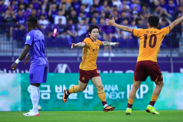 광주FC가 18일 오후 7시 30분 수원종합운동장에서 하나은행 K리그1 2025 22라운드 수원FC와 원정 경기를 갖는다. 사진은 광주FC 신창무가 지난달 28일 FC안양과의 원정 경기에서 득점한 뒤 세레모니 하는 모습. 광주FC 제공