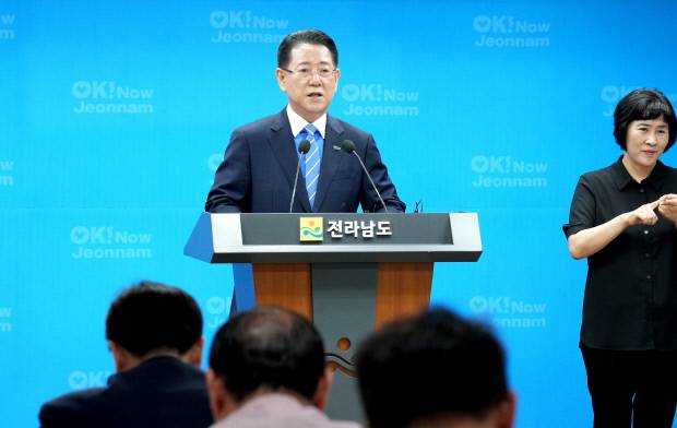 김영록 전라남도지사가 지난 11일 도청 브리핑룸에서 이재명 정부의 획기적 RE100 산업단지 정책에 대한 환영문을 발표하고 있다. 전남도 제공