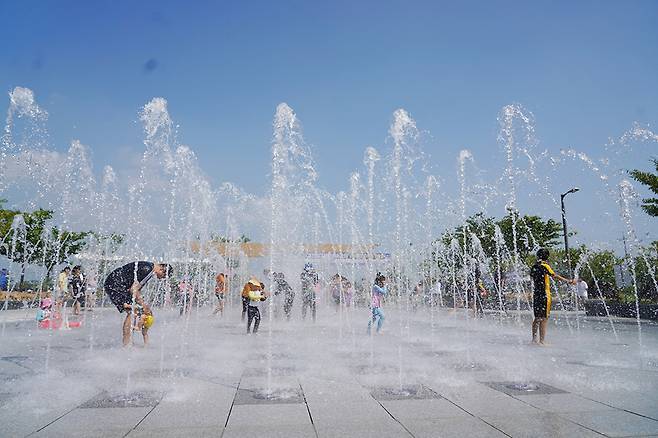 해남군의 주요 물놀이장이 속속 개장한 가운데 피서객들의 발길이 이어지고 있다. 사진은 동해리물놀이장, 해남공룡박물관 물놀이장, 봉동계곡, 고천암 생태공원 바닥분수. <해남군 제공>