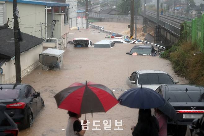 극한 호우에 침수된 차량들호우경보가 발효된 17일 광주광역시 북구 신안동 일대가 침수돼 차량이 물이 잠겨 있다. /임문철 기자 35mm@namdonews.com