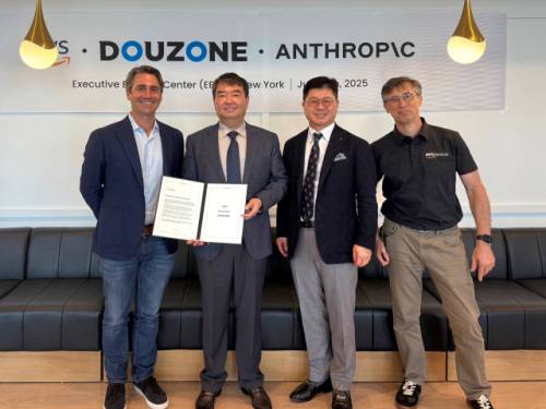 ◇㈜더존비즈온(회장:김용우)이 지난 16일 미국 맨해튼 재비츠컨벤션센터에서 ‘아마존웹서비스(AWS)·앤트로픽(Anthropic)’과 업무협약을 맺고 글로벌 인공지능(AI) 시장 공략에 나섰다.