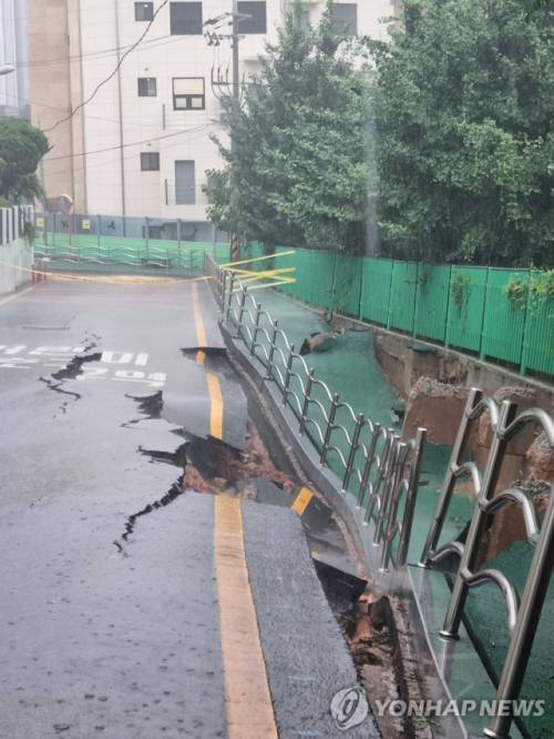 ◇호우경보가 발효된 17일 광주 동구 계림동 한 도로와 인도가 집중호우에 폭삭 주저앉거나 갈라져 있다. 2025.7.17 [독자 제공. 재판매 및 DB 금지]