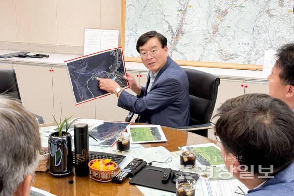 울산시의회 홍성우 의원은 17일 황선민 한국수자원공사 울산권지사장과 대곡댐 상류 연화천 습지와 관련해 간담회를 가졌다. 시의회 제공