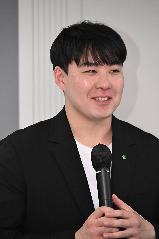 경남도민일보가 주최하고 BNK경남은행이 후원한 'BNK경남은행과 함께하는 청년스토리 공감의 장'에서 으뜸상을 받은 하길한 씨가 소감 발표를 하고 있다. /김구연 기자