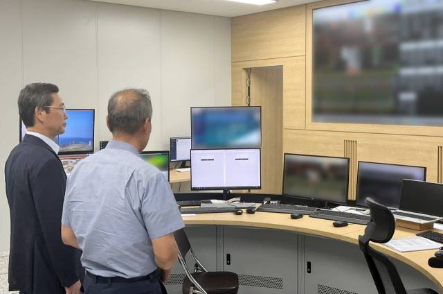 지난 10일 한전기술 김태균 사장이 제주한림해상풍력 준공 후 시설 점검을 수행하고 있다. 한국전력기술 제공