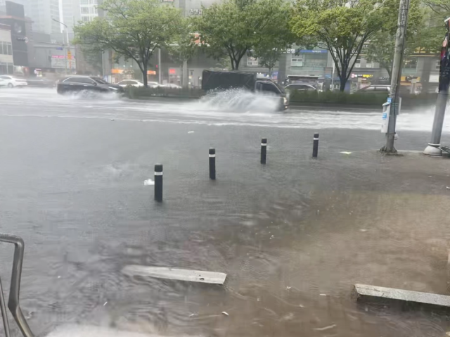 17일 오후 죽전네거리 일대가 잠긴 모습. 독자 제공.