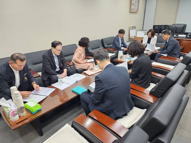 17일 경북도의회 교육위원회와 경북교육청 관계자들이 시험지 유출 사건과 관련한 긴급 회의를 진행하고 있다. 전종훈 기자