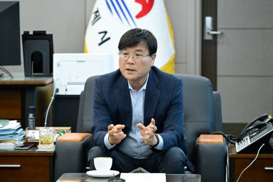 지난 4·2 재선거에서 압승하며 3년 만에 시장에 복귀한 변광용 거제시장은 취임 100일 동안 국회와 정부, 지역 곳곳을 직접 발로 뛰며 거제시의 새로운 도약을 위한 초석을 다지는 데 집중했다고 밝혔다.