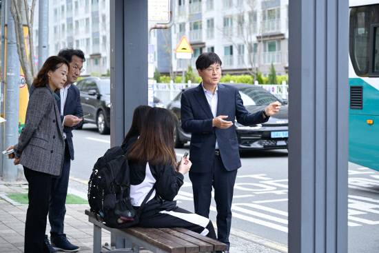 학생 통학로 안전점검에 나선 변광용 거제시장이 버스 승강장에서 지역 학생들과 의견을 나누고 있다.