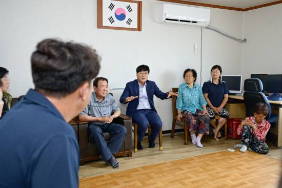 시민과의 공감 확대와 현장 중심 행정 실현을 위해 둔덕면 내평마을에서 열린 '틈틈이 반상회'에서 변광용 거제시장이 주민들과 이야기를 나누고 있다.