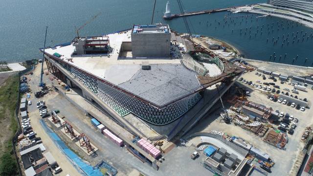 전체 공정의 63% 정도가 진행된 부산오페라하우스 건립 공사 현장. 비정형 파사드(외벽)와 북항을 조망할 수 있는 지붕 테라스가 보인다. 부산시 제공