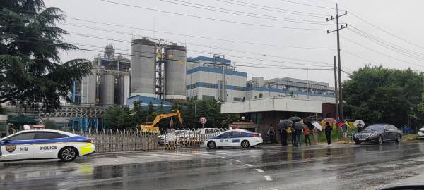 성안합섬 철거공사 계약을 둘러싼 두 업체 간 갈등에 경찰이 긴급출동해있다. 이봉한기자