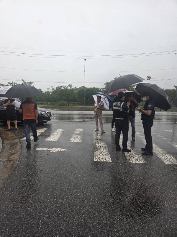 성안합섬 철거공사 현장에서 경찰관들과 철거업체 직원들이 대화를 나누고있다. 이봉한기자