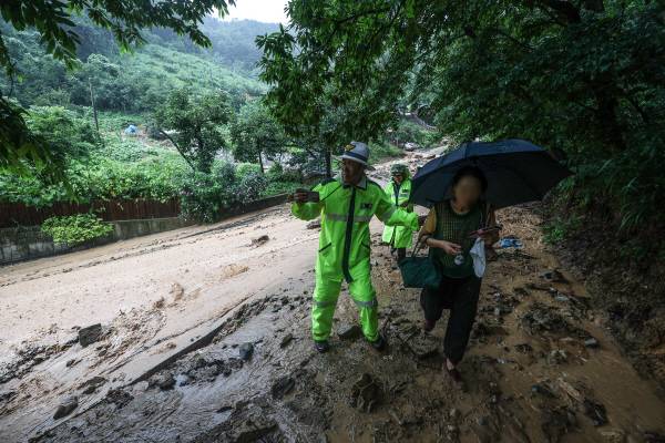 청도에 호우경보와 산사태경보가 발령된 17일 경북 청도군 청도읍 구미리 한 마을에서 산사태가 발생한 가운데 한 주민이 대피하고 있다.연합