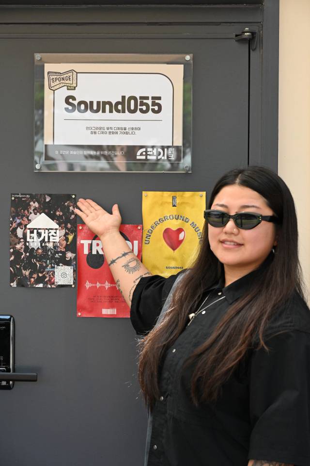 DJ 로지가 작업실을 소개하고 있다. DJ 로지가 기획한 행사 포스터들.