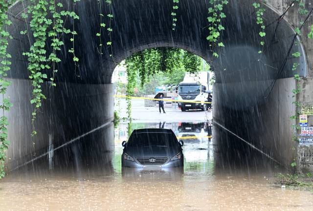 호우경보가 내린 17일 함안군 대산면 평림교차로 아래 굴다리에 차량 한 대가 물에 잠겨 있다./성승건 기자/