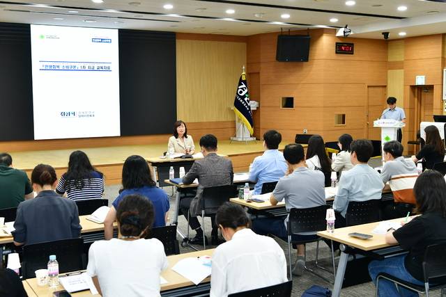 경산시가 '민생회복 소비쿠폰' 지급을 앞두고 윤미란 부시장이 담당공무원을 대상으로 신속한 지급 준비를 위한 교육하고 있다. 경산시 제공