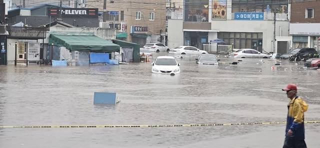 대구 북구 노곡동 마을입구가 물에 잠겼다. 대구 북구 청 제공