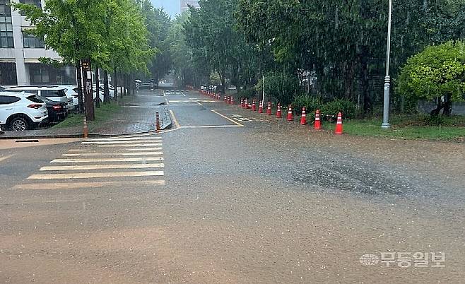 17일 오후 광주 북구 용봉동 전남대학교 공과대학 일대가 침수돼 도로가 물에 잠겼다. 독자제공