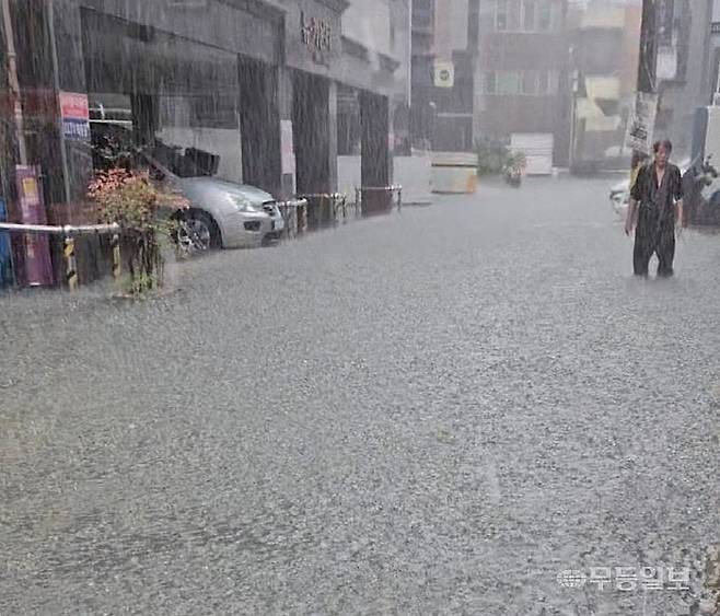 17일 오후 광주 북구 중흥동의 한 원룸촌 일대 역시 도로가 완전히 침수돼 물바다가 됐다. 독자제공