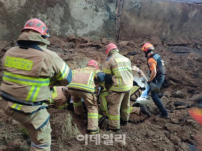지난 16일 오후 소방대워들이 오산 가장교차로 인근 고가도로 옹벽 붕괴로 매몰된 남성을 구조하기 위한 작업을 진행하고 있다.(사진=경기도소방재난본부)