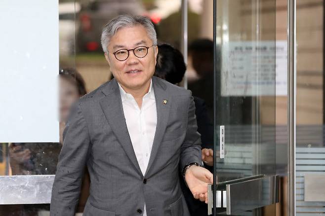 최강욱 더불어민주당 의원이 2023년 8월 23일 서울 서초구 서울중앙지방법원에서 열린 ‘검·언유착 허위 SNS글 유포’ 관련 정보통신망이용촉진및정보보호등에관한법률위반(명예훼손) 2심 공판에 출석하고 있다. (사진=뉴스1)