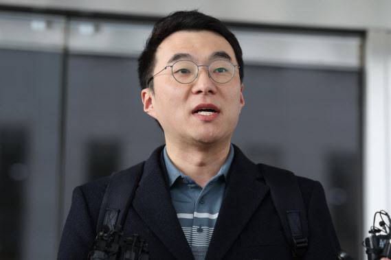 거액의 가상자산(코인) 보유 사실을 숨기려 국회에 허위 재산 신고를 한 혐의로 기소된 더불어민주당 김남국 전 의원이 지난 2월 서울남부지법에서 열린 1심 선고에서 무죄를 받은 뒤 입장을 밝히고 있다.(사진=연합뉴스)