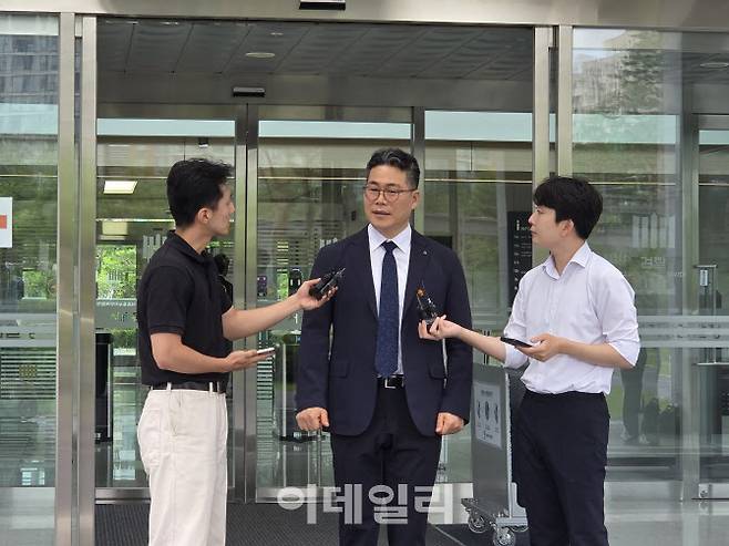 17일 오후 서울 송파구 문정동 서울동부지검 청사에서 백해룡 전 서울 영등포경찰서 형사과장이 임은정 서울동부지검장을 만난 후 청사를 나와 취재진의 질문에 답하고 있다. (사진=성가현 수습기자)