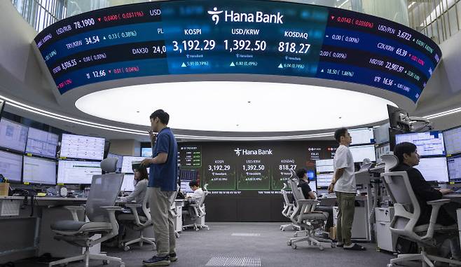17일 서울 중구 하나은행 본점 딜링룸의 전광판에 이날 거래를 마감한 코스피와 코스닥지수, 원/달러 환율 거래가가 표시돼 있다. (사진=연합뉴스)