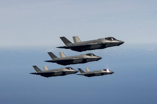 지난 3월 한미연합연습 ‘프리덤실드(FS)’ 당시 한미 F-35A 스텔스 전투기 편대가 연합 공중훈련을 하고 있다. (사진=주한미군)