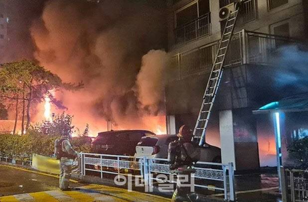 화재가 난 광명 아파트 주차장 (사진=연합뉴스)