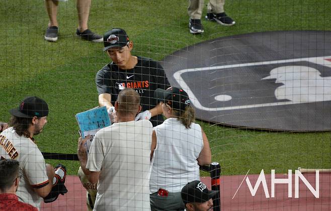 (이정후가 경기 전 팬들의 사인요청에 친절하게 응해주고 있다)