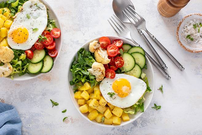 1일 1식은 총 열량 섭취가 줄어 단기간 체지방 감량에 효과적이지만 영양 불균형 위험이 있어 주의해야 한다. [사진=게티이미지뱅크]