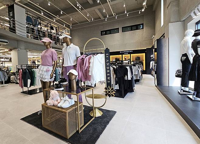 패션 업계와 백화점 업계에 따르면 패션 비수기로 꼽히는 6~7월 들어 골프웨어 매출이 급증한 것으로 나타났다.(크리스에프앤씨제공)