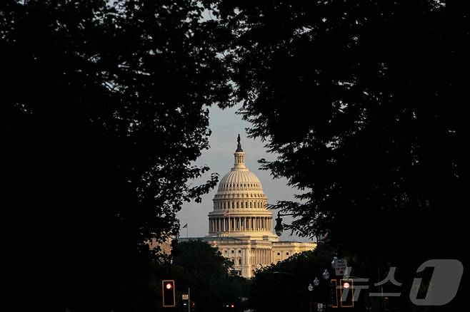 6월 30일 미국 연방의회 의사당 앞에서 신호등이 바뀌고 있다. 2025.6.30 ⓒ 로이터=뉴스1 ⓒ News1 강민경 기자
