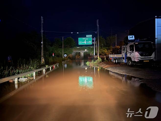 안면도 승언리 교차로 도로 침수 모습 (태안군 제공. 재판매 및 DB금지)2025.7.17/뉴스1
