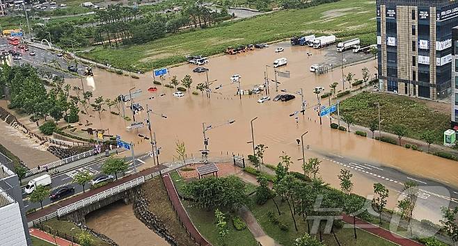 17일 오전 8시 현재 충남 예산군 내포 일대 도로가 호우로 침수돼 있다. (독자제공. 재판매 및 DB금지)2025.7.17/뉴스1 ⓒ News1 이동원 기자