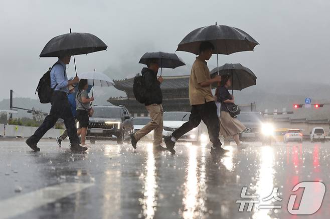 전국에 강한 비가 내린 17일 오전 서울 광화문광장에서 시민들이 출근하고 있다. 2025.7.17/뉴스1 ⓒ News1 신웅수 기자